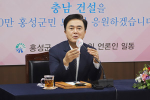 김태흠 지사는 지난달 30일 홍성군을 방문했다. 사진은 지난달 30일 군청 회의실에서 홍성군 기자들과 간담회를 가지는 모습.