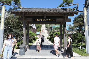 화창한 오후 관람객들로 가득한 구룡포 일본인 가옥거리 입구 모습.