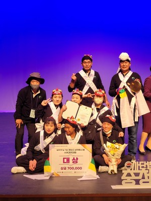대상을 받고 기념촬영 중인 멤버들의 모습.
