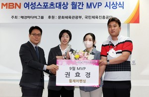 왼쪽 두 번째부터 권효경 선수, 권 선수 모친 차지연님, 박규화 국가대표 휠체어펜싱팀 감독.