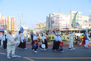 지난 7일 광천토굴새우젓대축제 개막식에서 보부상·장꾼 행렬이 재연됐다.
