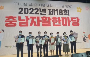 오른쪽 끝 이용준 주무관, 왼쪽에서 세번째 홍성주거복지센터 대표.