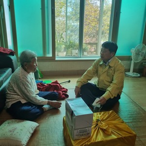 유영길 면장이 김금연 님의 안부를 묻고 있다.