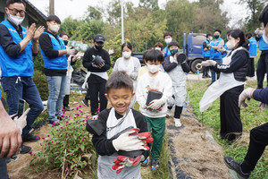 사랑의 천사클럽 ‘가을이의 연탄배달 나눔’에 참여한 홍북읍 거주 어린이들이 연탄을 나르고 있다.&nbsp;