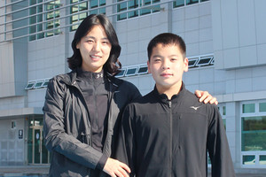 홍주중학교 신암관 앞에서 박단비 지도교사와 박산해 선수가 다정한 포즈로 서 있다.&nbsp;