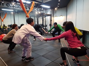 홍성군장애인스포츠센터 내부에서 운동 중인 사람들의 모습.