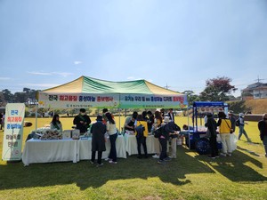 행사 당일 홍보 부스에 몰려있는 순례객들의 모습.