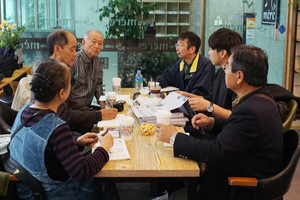 부산 모처에 모여 대화를 나누고 있는 재일한국인&nbsp;석면&nbsp;피해자와&nbsp;피해자&nbsp;유족 등 관계자들.