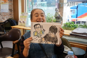 재일교포 마츠시마(한고자) 씨가 인터뷰 중인 기자와 통역을 맡아준 스즈키 아키라 씨의 모습을 그림으로 옮겼다.