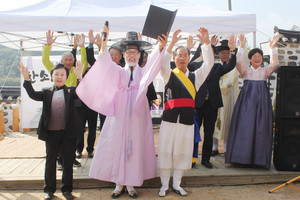 판소리의 날을 선포하고 만세 삼창을 외치고 있는 관계자들의 모습.
