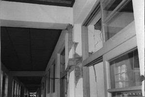 홍성지진 발생으로 인해 부서진 학교 건물기둥.&nbsp;당시 지진으로 인해 길이 갈라지고 다수의 건물에 금이 가기도 했다.
