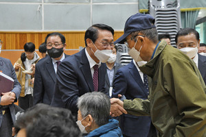 군민들과 소통하고 있는 이용록 군수의 모습.