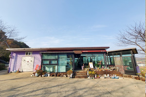 결성면 언덕에 있는 카페 '보라하우스'.