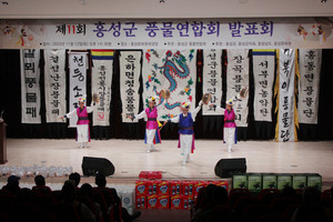 지난 12일 홍성문화원에서 개최된 제11회 홍성군 풍물연합회 발표회 공연 모습.