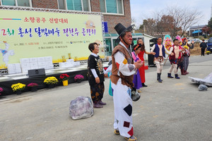 소향공주 마당극을 펼치고 있는 마을주민들의 모습.
