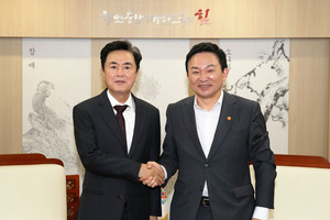 왼쪽부터 악수를 하고 있는 김태흠 충남도지사와 원희룡 국토부 장관.