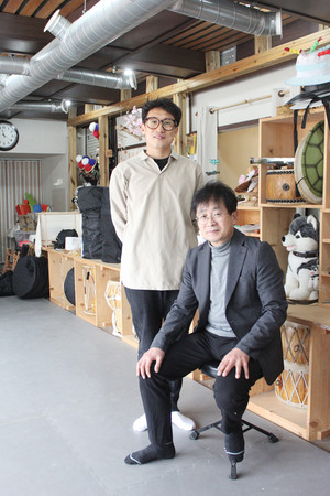 조영석 ‘우리문화전문연희단체 꾼’ 대표(사진 오른쪽)와 임현성 공연팀장.