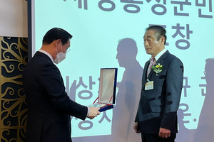 이용록 홍성군수가 감사패를 전달하고 있는 모습.