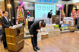 연임이 결정된 이영채 회장(사진 오른쪽)과 차기회장으로 낙점된 백문기 수석부회장이 인사하는 모습.