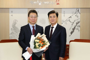 김건식 신임 홍성의료원장과 김태흠 충남도지사가 기념사진을 촬영한 모습.