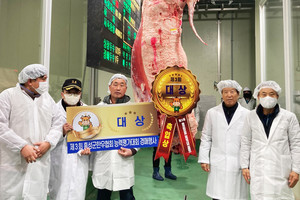 제3회 홍성군한우협회 한우 능력 평가대회에서 대상을 차지한 구항면 이용연 생산자가 관계자들과 기념사진을 찍고 있다.