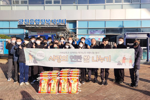 광천읍행정복지센터 공무원과 서해삼육중·고등학교 학생들이 기념 촬영을 하고 있다.