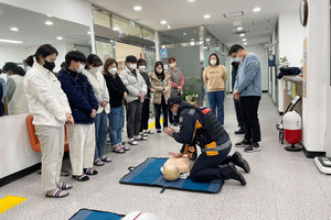 심폐소생술 시범을 보이는 구룡119안전센터 관계자.