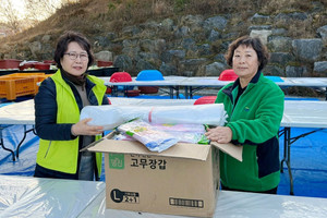 자원봉사자들이 김장 물품을 꺼내고 있는 모습.