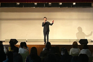  박병규 한국K-POP고등학교장이 지난 19일 코리아국제중고등학교를 방문해 인사말을 전하고 있다.&nbsp;