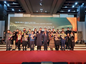 제2회 홍성예술제에 참석한 내빈들과 수상자들의 모습.