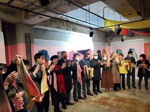 개막 행사에 참석한 내빈들이 천연염료로 물들인 테이프를 커팅하고 있다.
