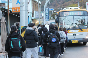 갈산교앞 승강장에서 버스에 승차하고 있는 갈산고등학교 학생들의 모습.&nbsp;