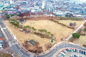 홍주읍성 내 임시주차장이 여가문화 공간으로 조성된 모습.