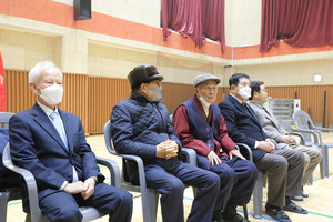 왼쪽부터&nbsp;이원갑(14회) 장학위원장, 편기범(14회) 너른내장학회 이사장, 김주호(15회) 제일장학회 이사장, 이선균(19회) 홍성군의회 의장, 이정윤(52회) 홍성군의회 의원.
