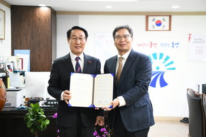 왼쪽부터 이용록 홍성군수와 정진홍 홍성의료원 공공의료본부장이 업무협약을 체결했다.