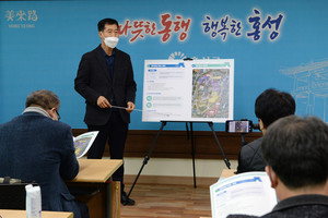 황선돈 군 문화관광과장이 홍주읍성 복원과 관련된 설명을 하고 있는 모습.