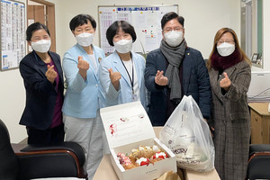 왼쪽부터 이성숙 간호교육팀장, 임춘옥 외래간호과장, 이양수 병동간호과장, 정윤 이사장, 권영신 회원.
