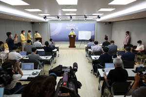 지난해 8월 24일 도청 프레스센터에서 김태흠 충남도지사가 기자회견을 열고, 호남선 고속화 사업 예비 타당성 조사 통과를 발표하고 있다.