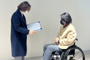 조현정 센터장이 김기철 신규단원에게 위촉장을 전달하고 있는 모습.