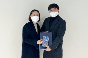 조현장 센터장이 조윤희 신규단원에게 위촉장을 전달한 모습.