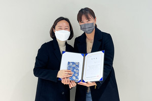 조현정 센터장과 이현경 신규단원.