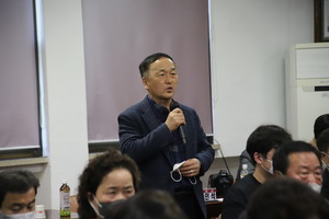 용봉산 개발 계획에 대해 질문하는 이종광 상하리 하산마을 이장.