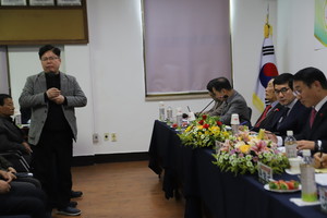 정윤 홍북읍주민자치회 회장의 질의 모습