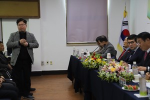 정윤 홍북읍 주민자치회 회장의 건의 모습.