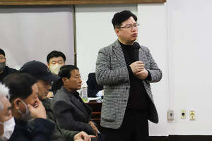 이용록 홍성군수에게 질문하고 있는&nbsp;정윤 홍북읍주민자치회장.