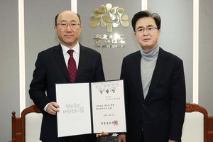 김기영 충남도 신임 행정부지사가 김태흠 지사에게 임명장을 받은 모습.