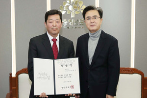 박정주 신임 기획조정실장이 김태흠 지사에게 임명장을 받은 모습.