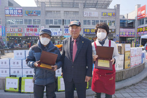 김용태 이장(가운데)이 장수상와 효행상 수상자와 함께 기념사진을 촬영했다.