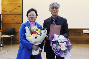 왼쪽부터 백진숙 신임 이사장과 유재중 이임 이사장.