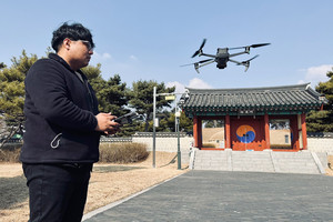홍주의사총에서 드론을 비행 중인 박건호 대표.
